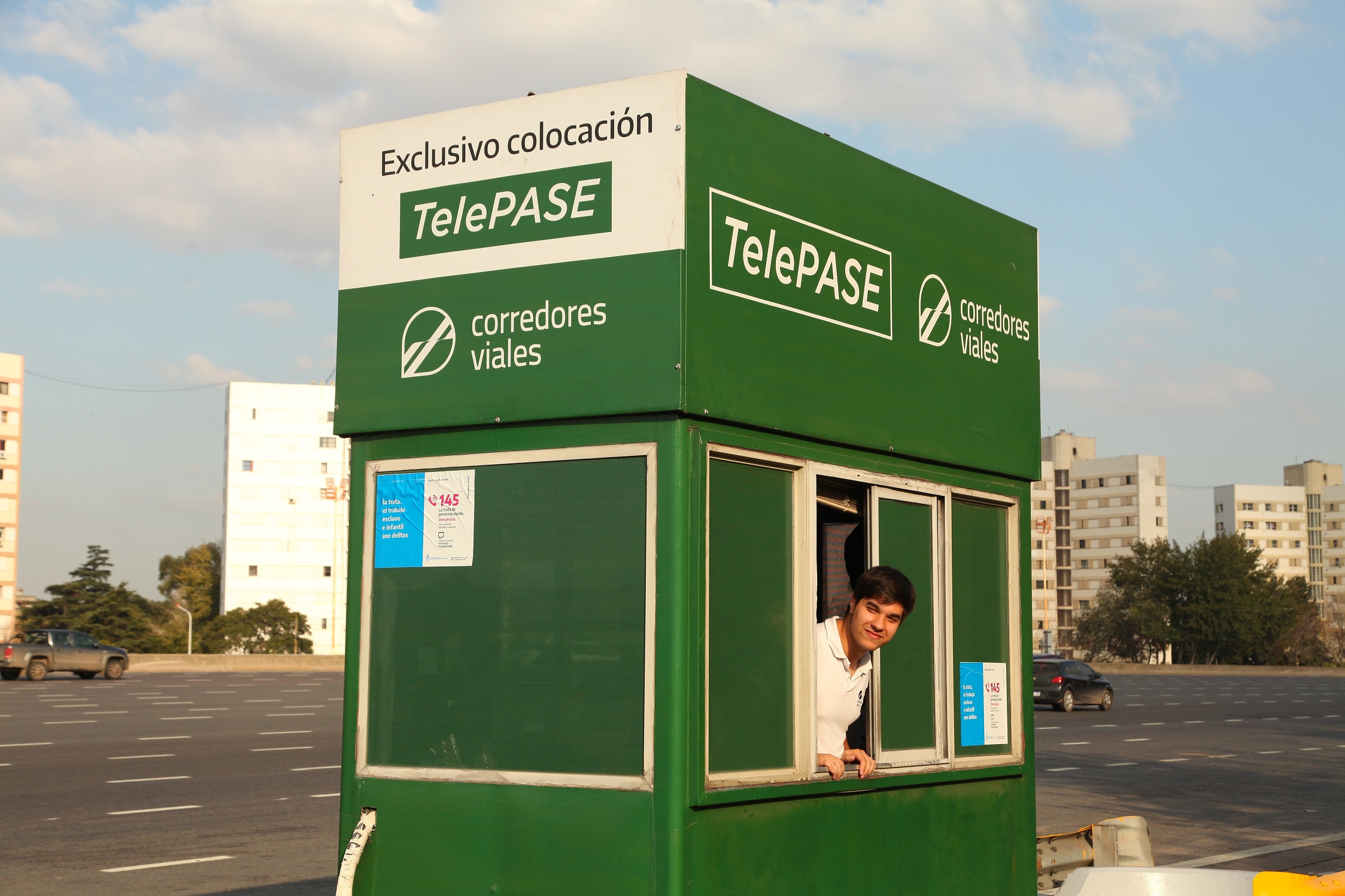 Corredores Viales instaló en la Riccheri una cabina exclusiva de colocación de TelePASE.