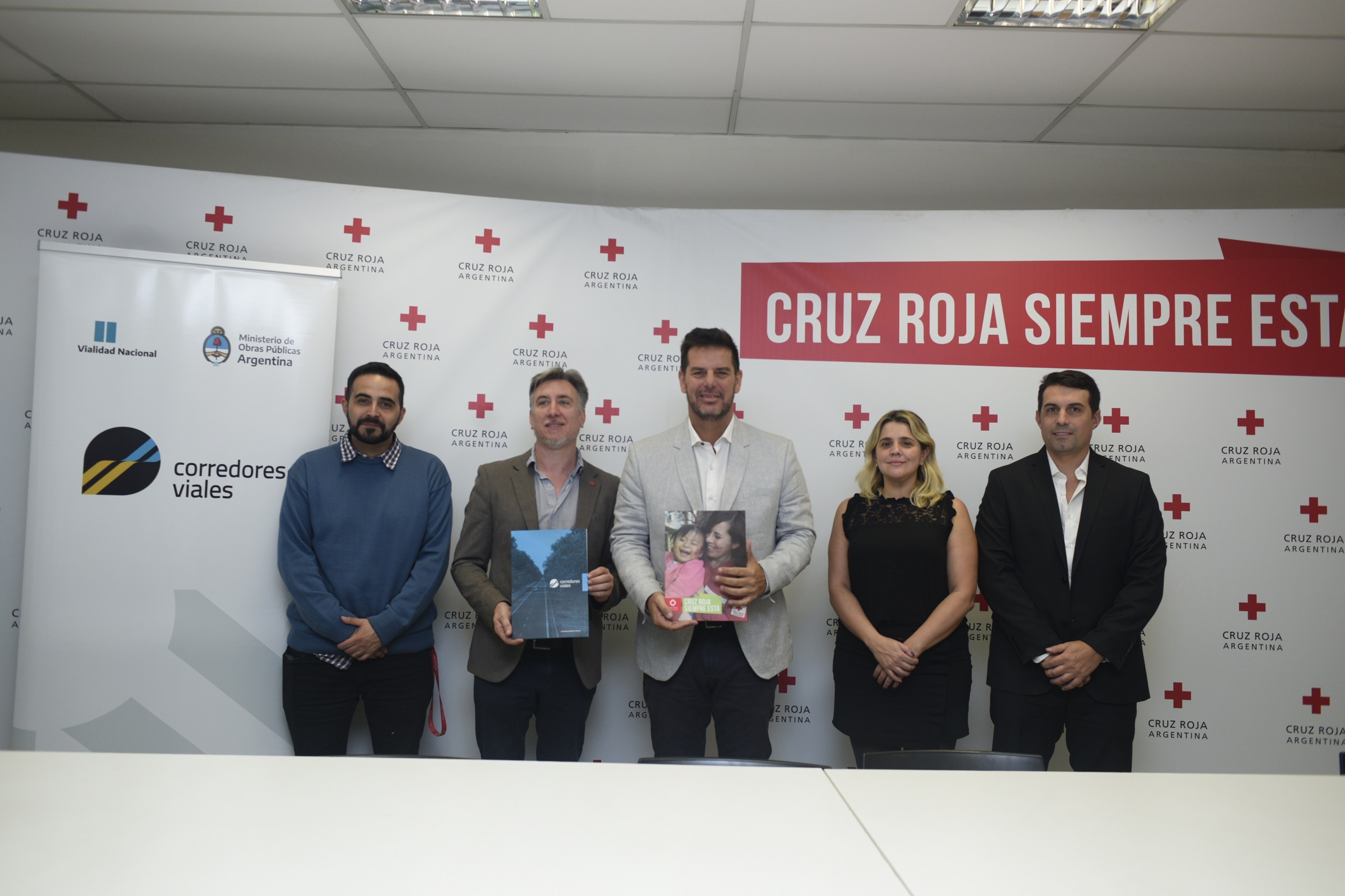 Corredores Viales y Cruz Roja Argentina luego de la rúbrica para una mayor especialización en la asistencia de personas usuarias.