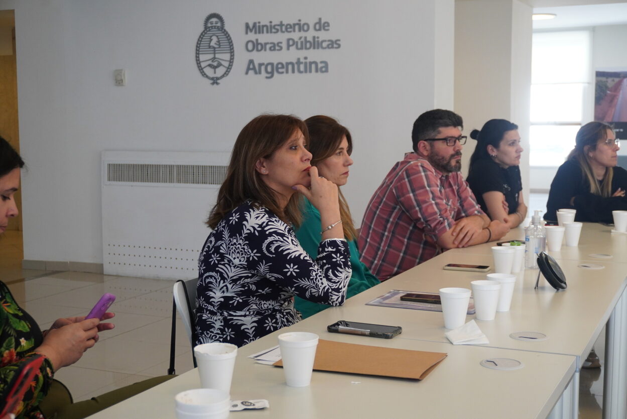 Silvana Caballero junto a otras autoridades y personal de la Gerencia de Recursos Humanos.
